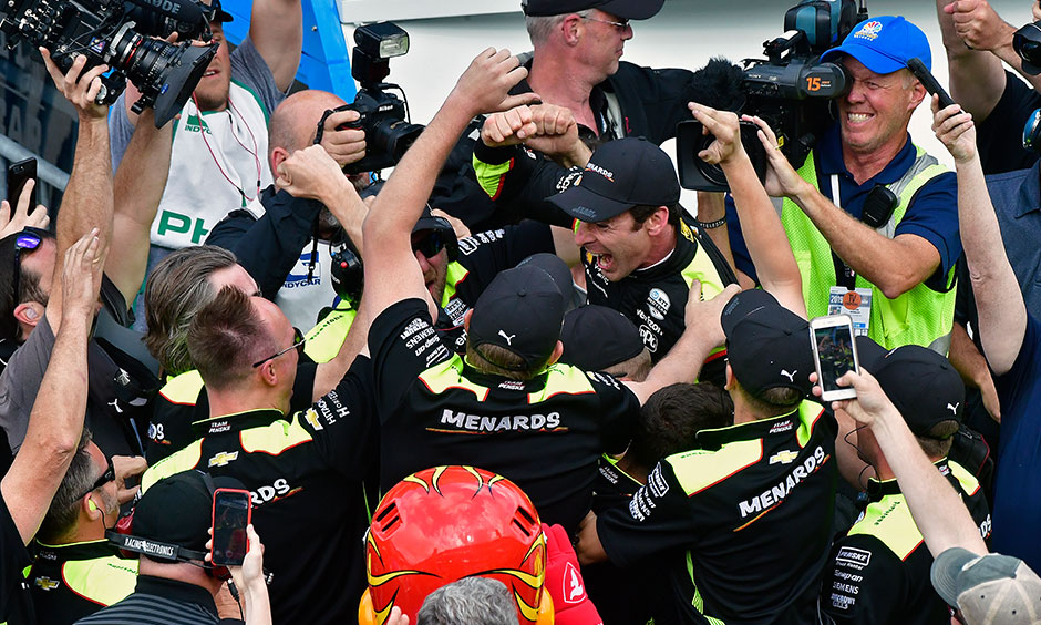Simon Pagenaud celebrateswith crew